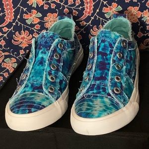 Blue tie-dye blowfish slip-ons